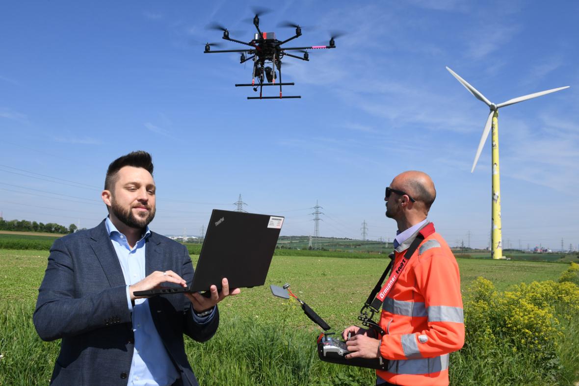 Wien Energie-Mitarbeiter steuern eine smarte Drohne
