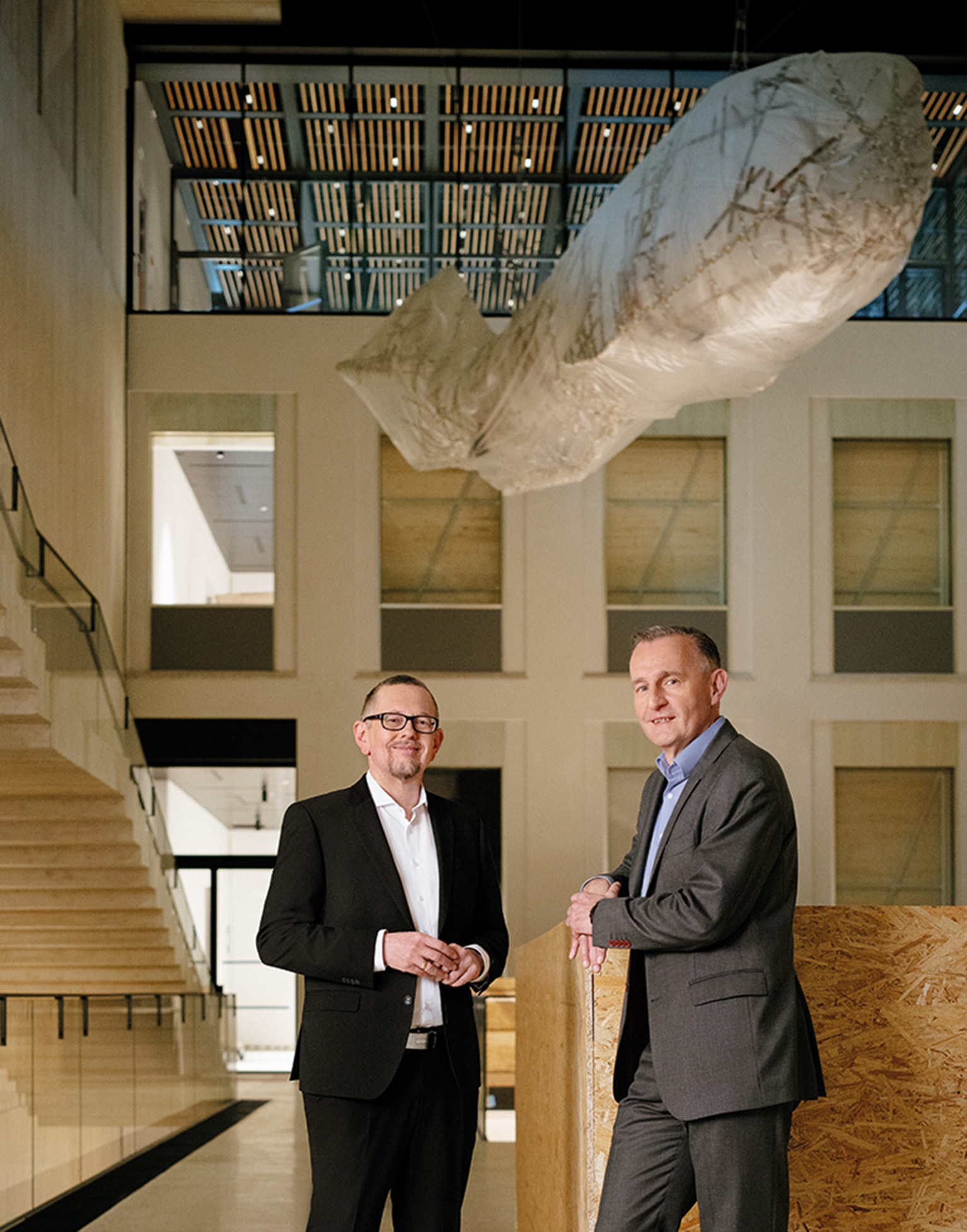 Chief Executive Officer Martin Krajcsir and Deputy Chief Executive Officer Peter Weinelt stand next to each other in the Wien Museum. They look towards the camera.