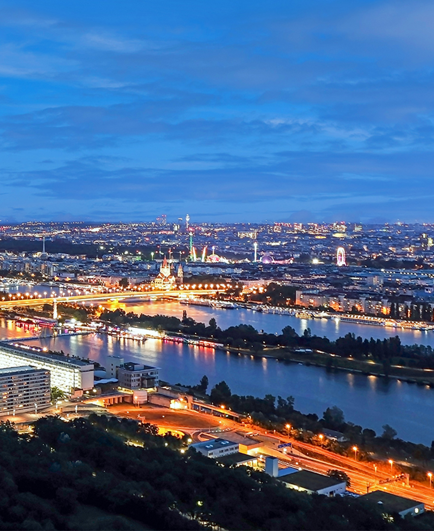 Blick auf Wien von oben im Dämmerlicht.