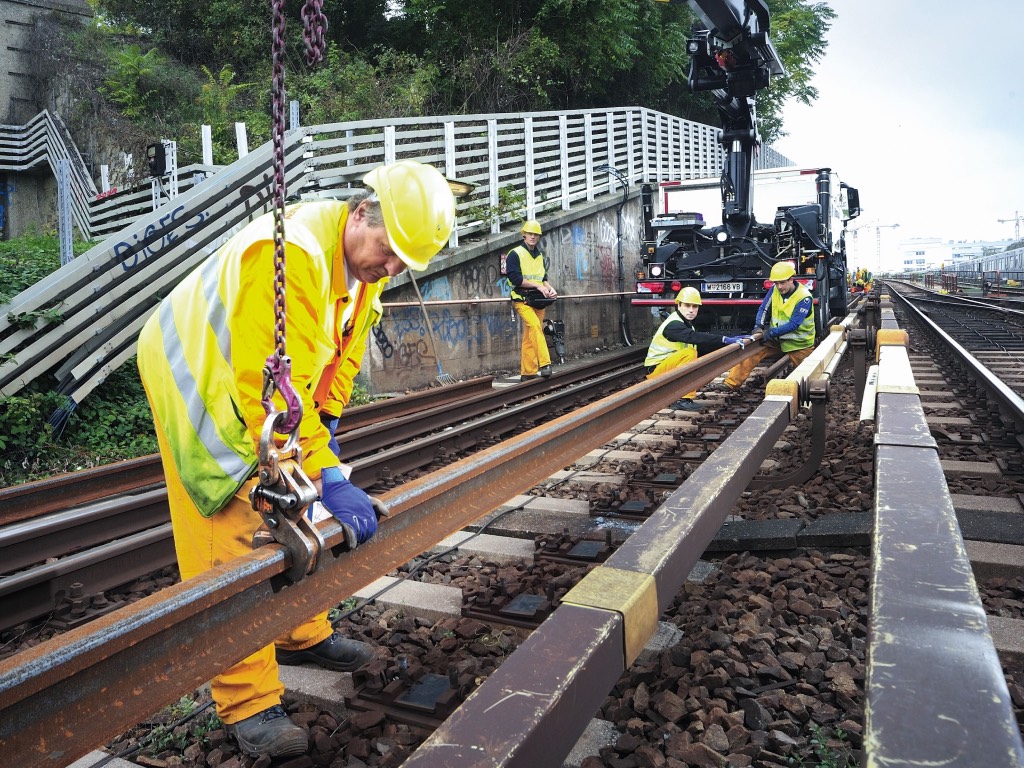 Mehrere Mitarbeiter verlegen Bahnschienen. Foto: Wiener Linien