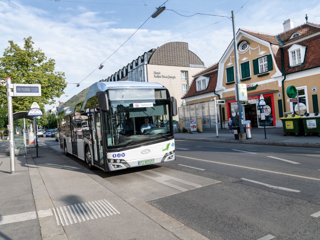 Ein Wasserstoff-Bus hält einer Station in Wien. Foto: Wiener Linien