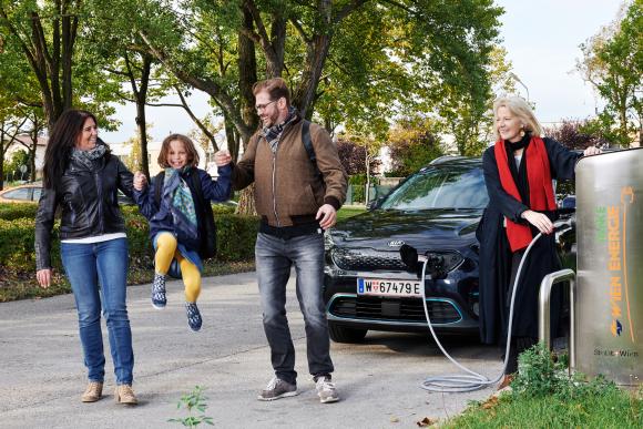 Familie mit Wien-Energie-Ladestation