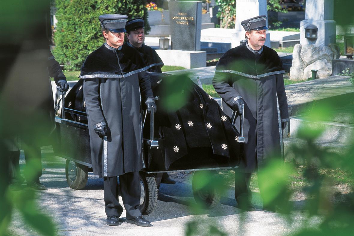 Mitarbeiter der Bestattung Wien bei einem Begräbnis