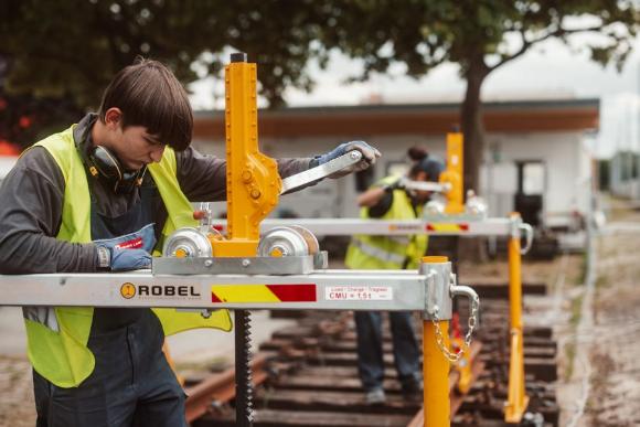 Gleisbautechnik Lehrlinge bei der Arbeit bei den Wiener Stadtwerken